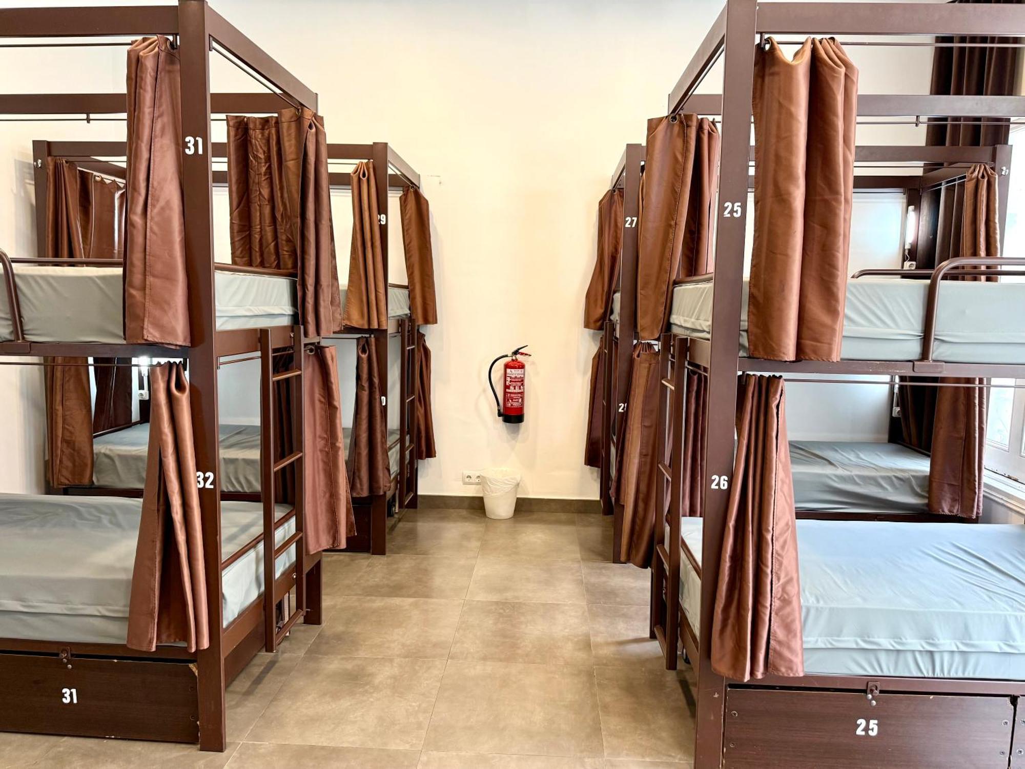 Hip Karma Hostel Барселона Экстерьер фото