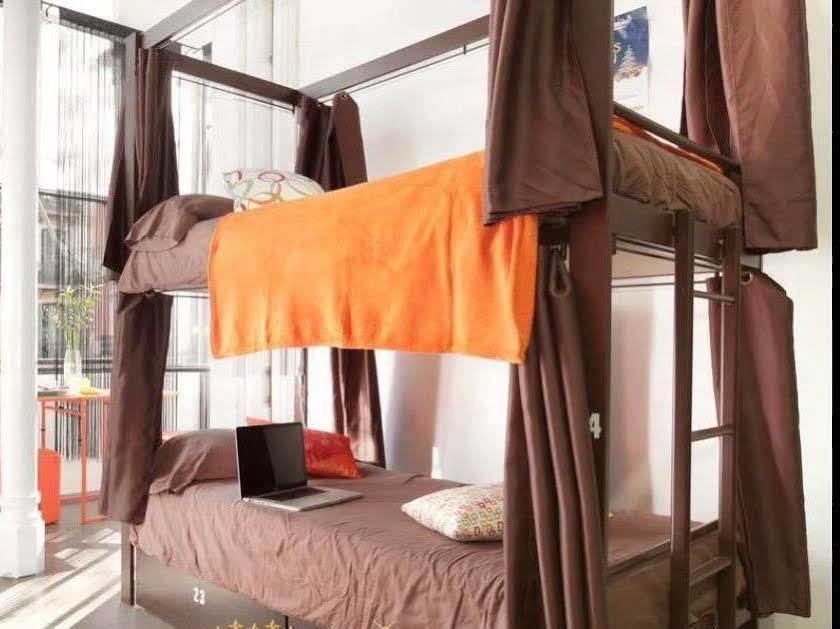 Hip Karma Hostel Барселона Экстерьер фото